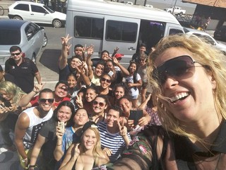 Joelma faz selfie com fãs no Macapá (Foto: Divulgação)