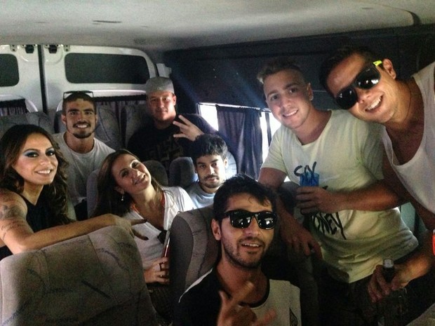 Caio Castro e amigos dentro de Van em Salvador (Foto: Divulgação)