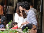 Caio Blat e Maria Ribeiro trocam beijos durante passeio em família