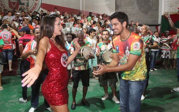 Carla Prata dança com Rodrigo Simas em ensaio da Grande Rio (Foto: Rodrigo dos Anjos/ Ag. News)
