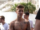 Sem camisa, Justin Bieber exibe tatuagens em Cannes