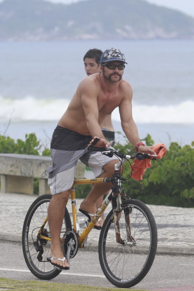 Cláudio Heinrich andando de bicicleta (Foto: Dilson Silva/AgNews)