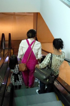 Giovanna Antonelli passeia com as filhas (Foto: Foto Rionews)