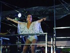 Claudia Leitte  mostra corpão com look curto e transparente em show