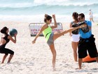 Grazi Massafera e Ana Lima fazem treino funcional na praia