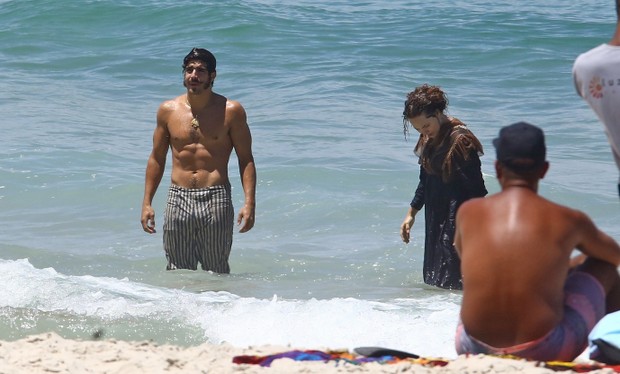 Caio Castro e Leticia Colin gravam a novela Novo Mundo em praia do Rio (Foto: Agnews)