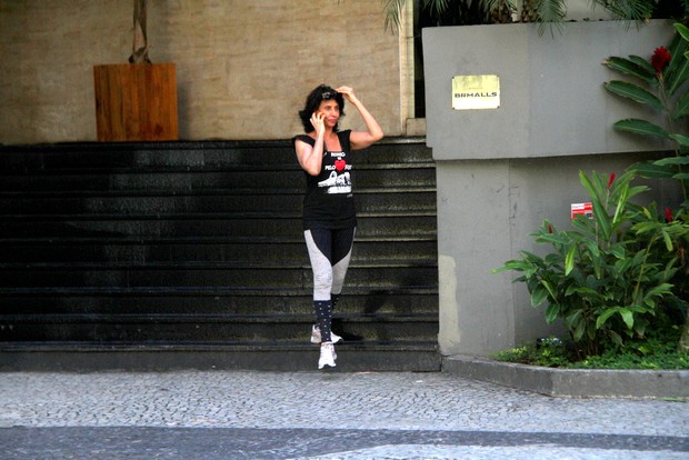 Claudia Alencar passeia pelas ruas de São Conrado, RJ (Foto: Daniel Delmiro/AgNews)