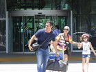 Malvino Salvador posa com fãs em aeroporto