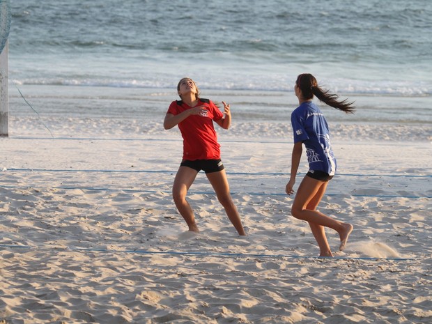 Sasha treinando na praia (Foto: Dilson Silva / Agnews)