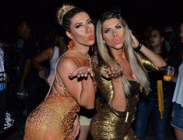 Ana Paula  e Tatiane Minerato mandam beijo (Foto: Caio Duran/Ag News)