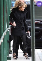 Look do dia: Jennifer Lopez não abre mão do saltão em dia frio em NY