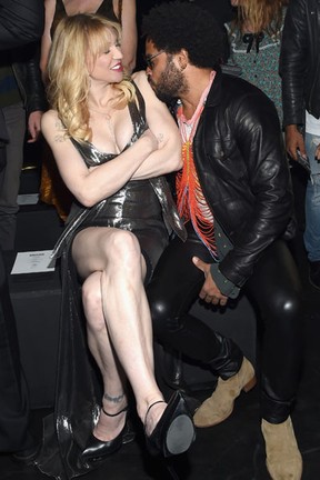 Courtney Love e Lenny Kravitz em evento de moda em Los Angeles, nos Estados Unidos (Foto: Larry Busacca/ Getty Images/ AFP)