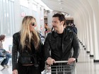 Adriane Galisteu e marido exibem estilos parecidos em aeroporto