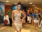 De vestido dourado, Juliana Alves vai a feijoada no Rio