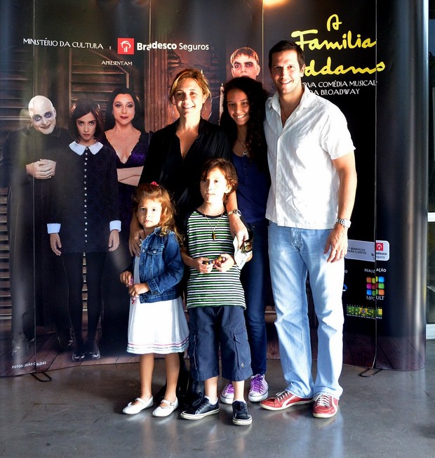 Adriana Esteves com a família (Foto: photorionews)