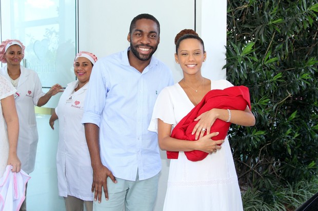 Taís Araújo e Lázaro Ramos deixam maternidade com a filha, Maria Antônia (Foto: Alex Palarea/Ag News)