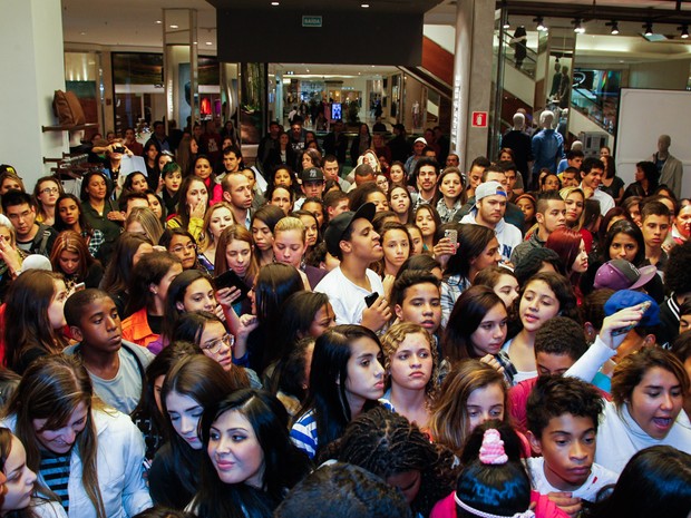 Fãs vão a shopping em São Paulo para ver Sophia Abrahão (Foto: Manuela Scarpa/ Foto Rio News)