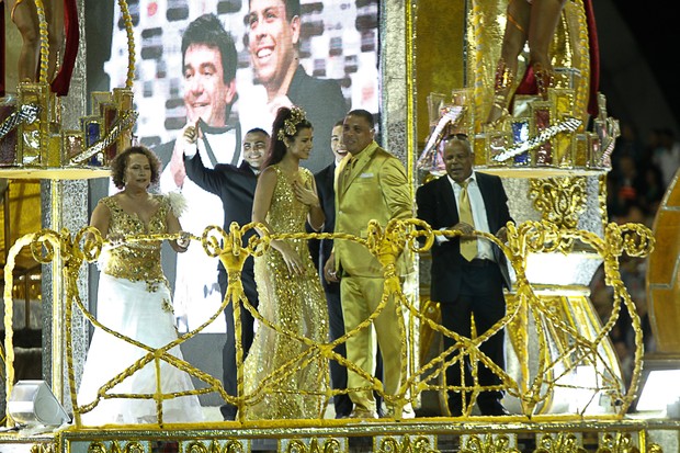 Ronaldo e família (Foto: Marcos Ribas e Amauri Nehn/Photo Rio News   )