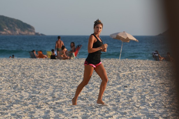 Grazi Massafera corre na praia da Barra da Tijuca, RJ (Foto: Dilson Silva / Agnews)