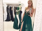 Paris Hilton posa usando vestidos sensuais