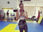 Paulinha Leite ostenta cinturinha após treino na academia