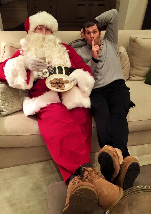 Tom Brady mostra foto com o Papai Noel (Foto: Facebook / Reprodução)