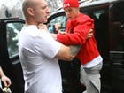 Justin Bieber se irrita e ameaça brigar com fotógrafo, diz site