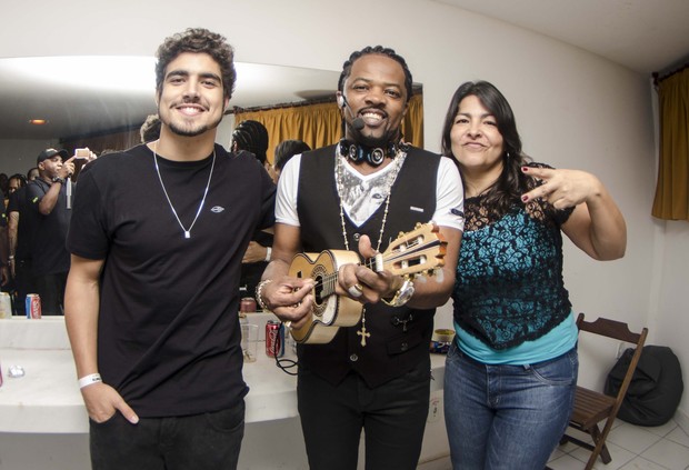 Caio Castro curte show do grupo Revelação (Foto: MARIANA OLIVER)