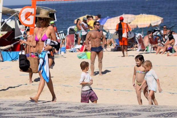 Fernanda Lima com os filhos na praia (Foto: J.Humberto / AgNews)