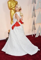 Vai fazer faxina? Lady Gaga usa luvas 'de limpeza' no Oscar e vira meme