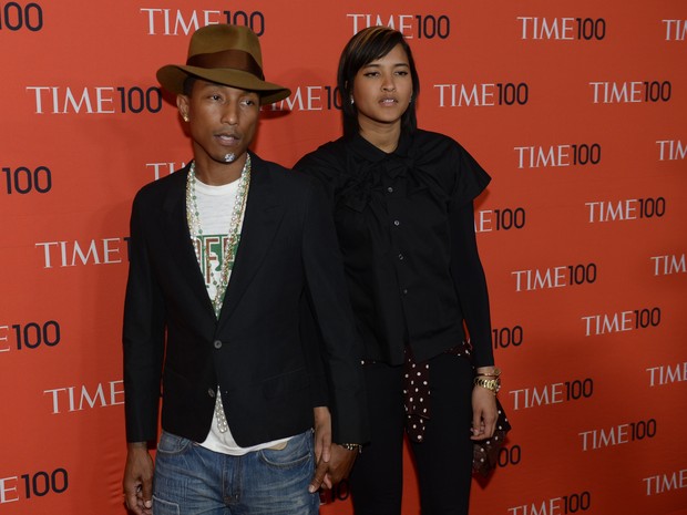 Pharrell Williams com a mulher em evento em Nova York, nos Estados Unidos (Foto: Timothy A. Clary/ AFP)