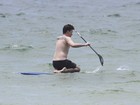 Di Ferrero faz  stand up paddle na praia no Rio de Janeiro