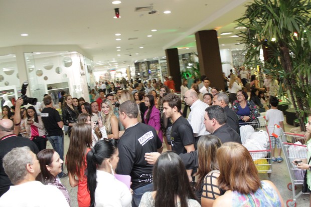 Klebber Toledo em shopping de Cianorte, no Paraná (Foto: Adriano Gatto / Foto Rio News)