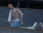 Liam Payne, do One Direction, relaxa sem camisa na sacada de hotel