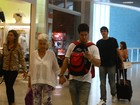 Emiliano D'Avila embarca com a avó em aeroporto no Rio 