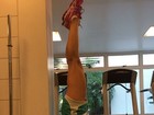 Bem mais magra, Amandha Lee faz posição de ioga e mostra equilíbrio