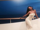 Rihanna posa com vestido tomara que caia em barco
