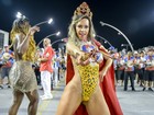 Rainha da Pérola Negra vai a ensaio de carnaval com o corpo pintado