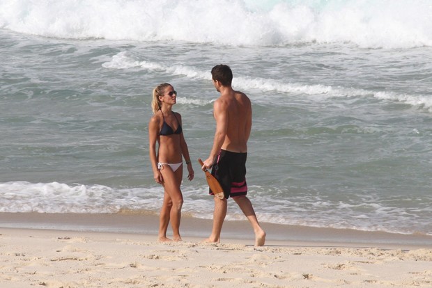 Fernanda Freitas e namorado na praia da Barra da Tijuca, RJ (Foto:  Wallace Barbosa/AgNews)