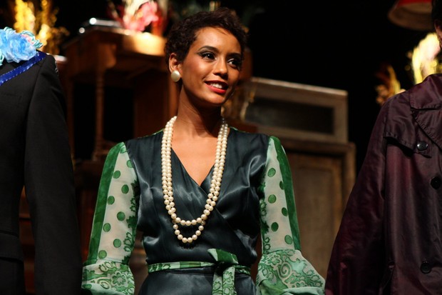 Taís Araújo recebe convidados após estréia da peça "Caixa de Areia" no Teatro Sesi no Centro do Rio  (Foto:   RAPHAEL MESQUITA / FOTO RIO NEWS )