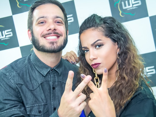 Ex-BBB Max Porto e Anitta em bastidores de show em Curitiba (Foto: Guilherme Bressan/ Divulgação)