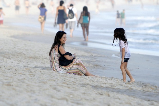 Claudia Abreu passeia com um das filhas na praia (Foto: FotoRioNews)