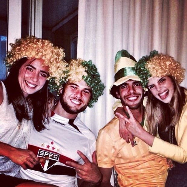 Kaká e Carol Celico assistem a jogo do Brasil com um casal de amigos (Foto: Instagram/ Reprodução)