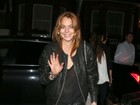 Lindsay Lohan dá 'tchauzinho' para paparazzo ao deixar balada
