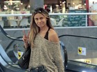 Giovanna Antonelli dispensa a make e usa look despojado em shopping