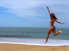 Ex-BBB Adriana curte dia na praia e mostra boa forma de biquíni
