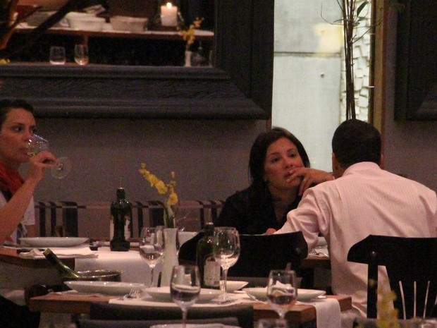 Camila Rodrigues, Juliana Knust e Eri Johnson jantam juntos no Rio (Foto: Marcus Pavão/ Ag. News)
