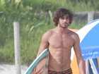 Marlon Teixeira surfa no Rio e exibe barriga sarada