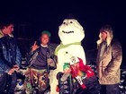 Justin Bieber festeja o Natal posando com boneco de neve