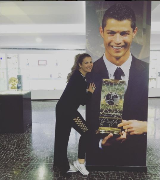 Kátia Aveiro com um poster do irmão Cristiano Ronaldo (Foto: Reprodução/Instagram)